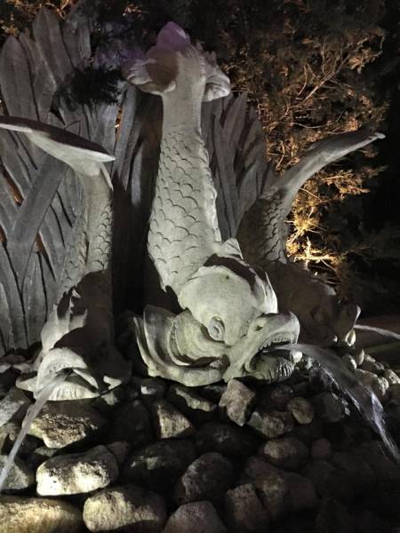 Fontaine aux Tritons sur-mesure en pierre d'Estaillades à Aix en Provence