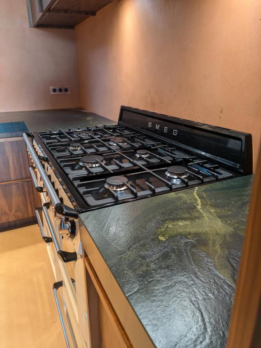 Plans de travail et îlot en Quartzite Avocatus à Saint Tropez 