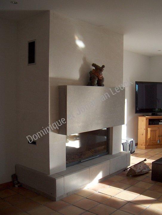 Cheminée en pierre blanche des Estaillades (Luberon) et Richemont Bleu (Charente Maritime) avec son foyer fermé Totem Fire, situé sur Istres proche d'Aix en Provence