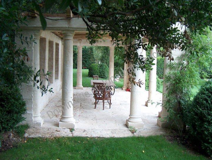 Aménagement d'un salon d'extérieur en pierres massives, entouré de colonnes en pierre de Fontvielle (Bouche du Rhône) à proximité de Saint Remy de Provence au pied des Alpilles