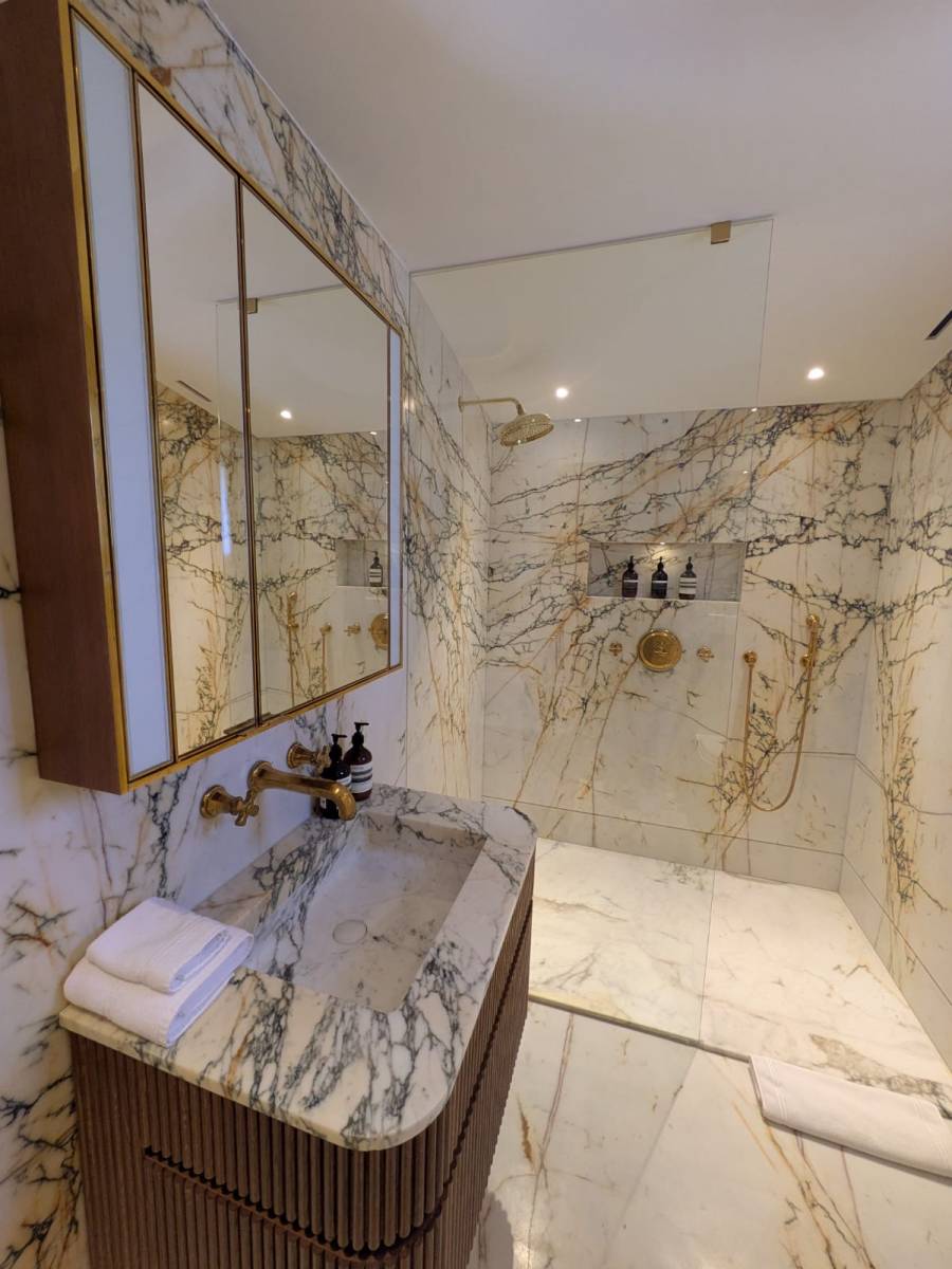 Salle de bain en Marbre Paonazzo à Saint Tropez