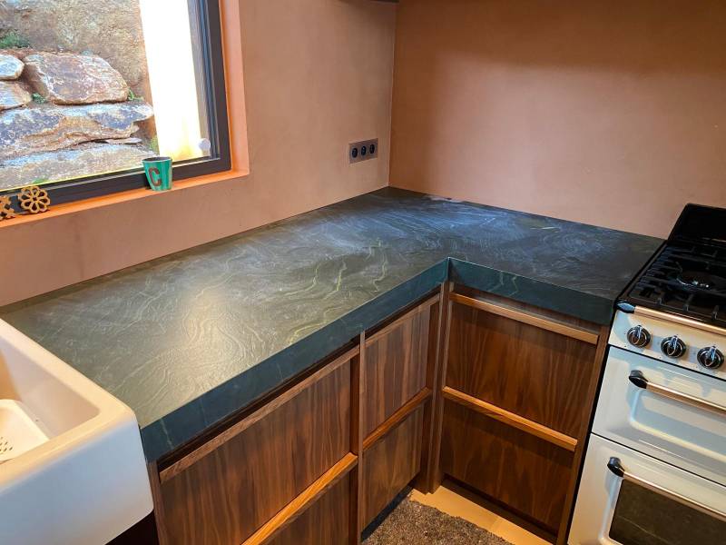 Plans de travail et îlot en Quartzite Avocatus à Saint Tropez 