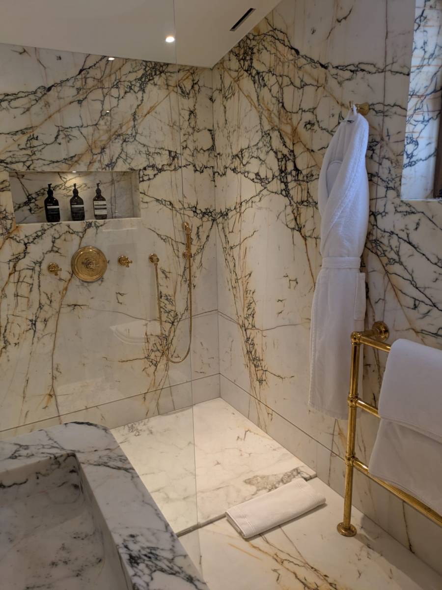 Salle de bain en Marbre Paonazzo à Saint Tropez
