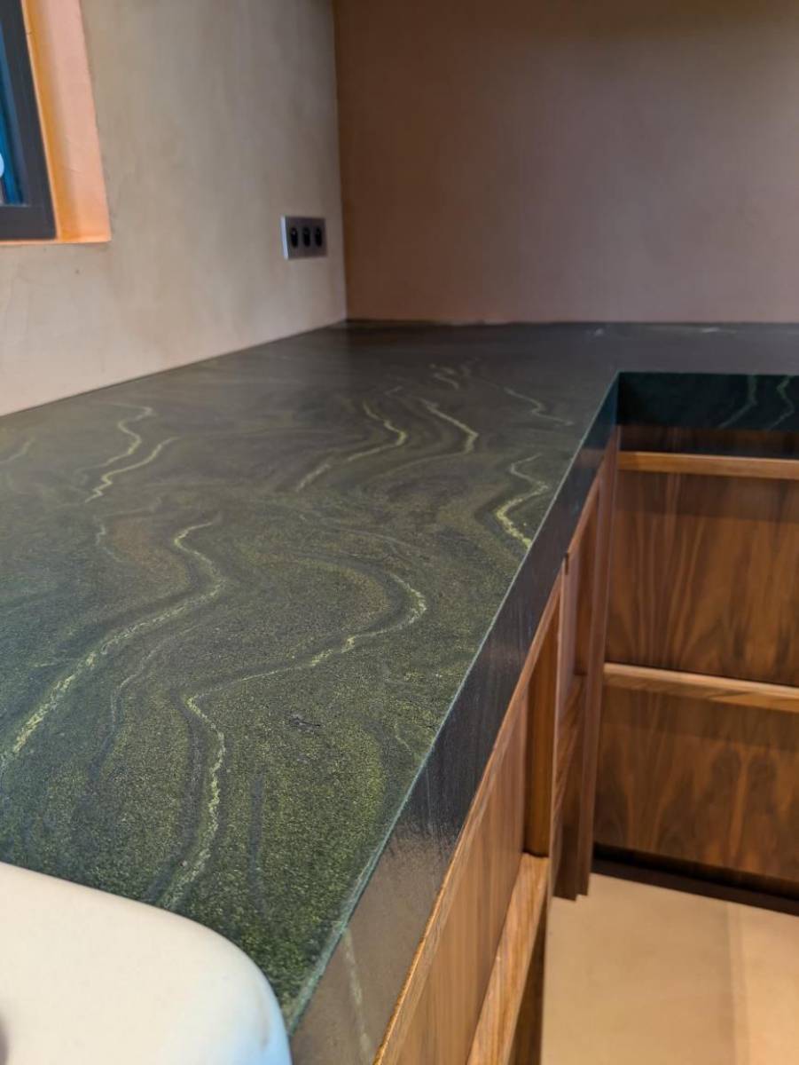 Plans de travail et îlot en Quartzite Avocatus à Saint Tropez 