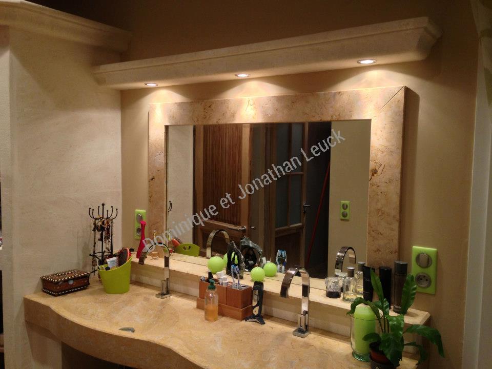 Meuble en pierre des Estaillades et la vasque en pierre d'Egypte (jaune perle) situé sur Arles à proximité de Nîmes