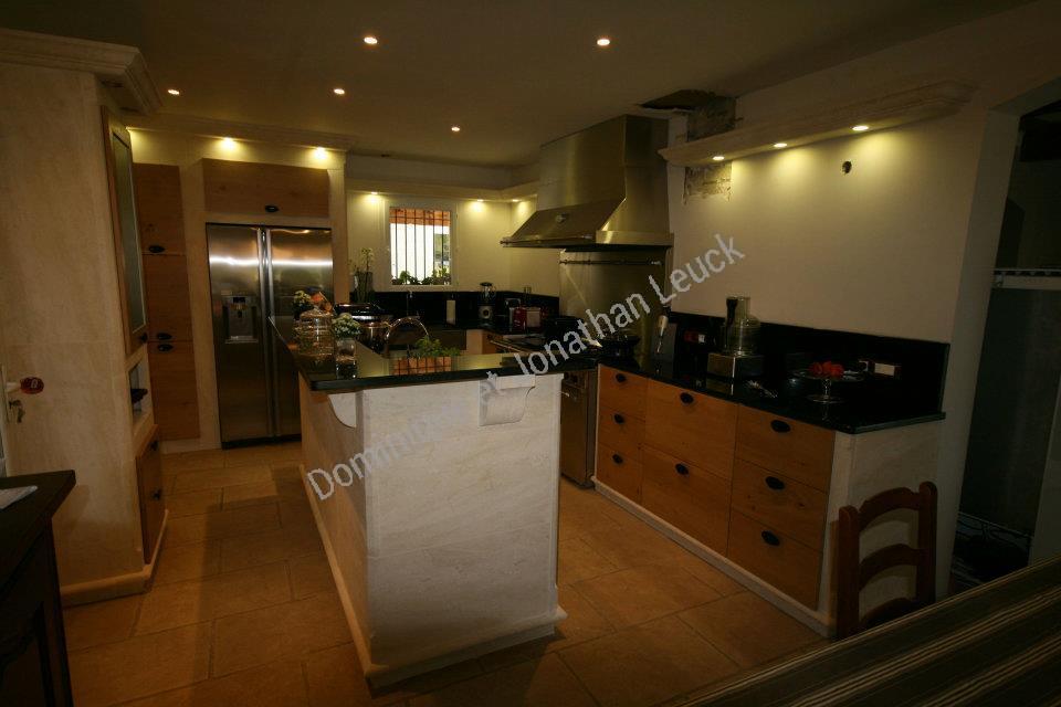 Cuisine en Pierre d'Estaillade et Granit du Zimbawe dans les alentours d'Avignon 