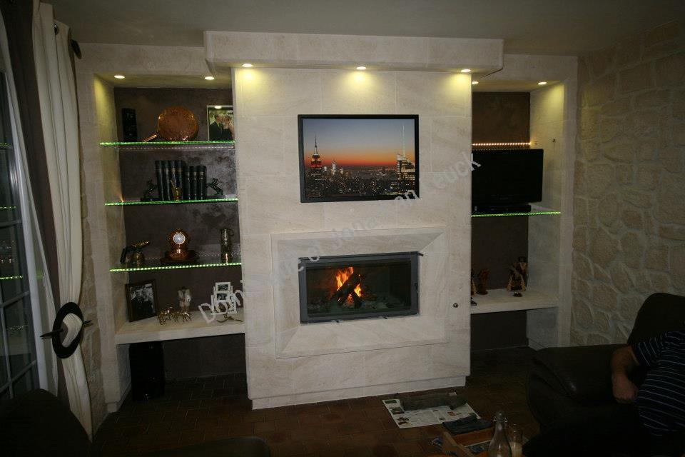 Aménagement d'une cheminée et de ses bibliothèque en pierre des Estaillades (Luberon) et de son foyer fermé TOTEM Fire, situé sur Arles à proximité de Marseille