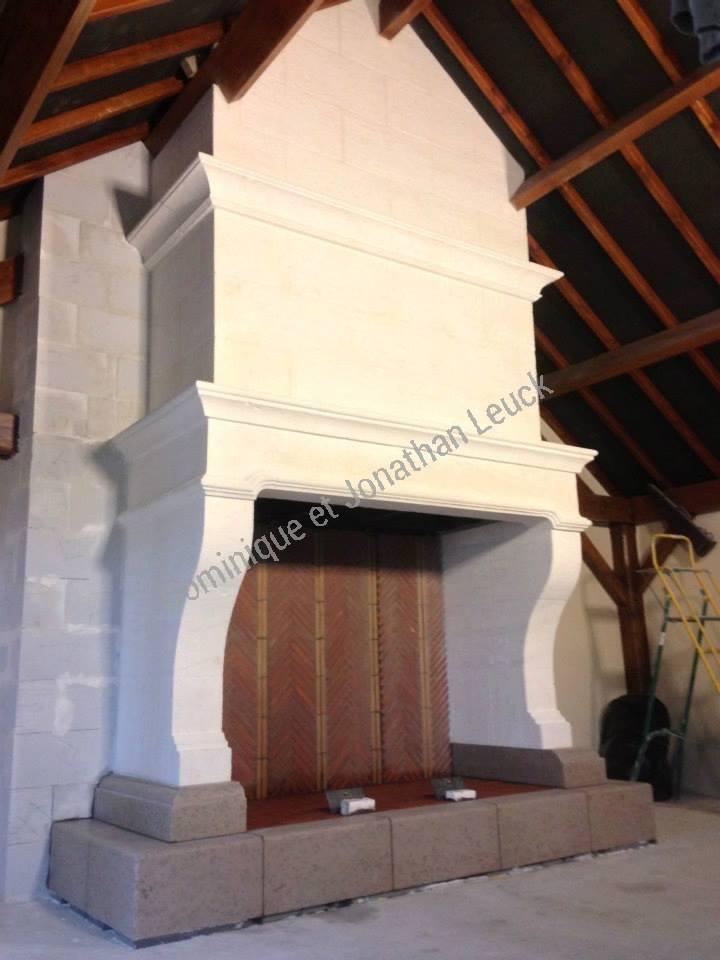 Cheminée en pierre des Estaillades (Luberon) et la paillasse en pierre de Comblanchien avec les réfractères posées en épie, situé à Bourbon-Lancy (Bourgogne)