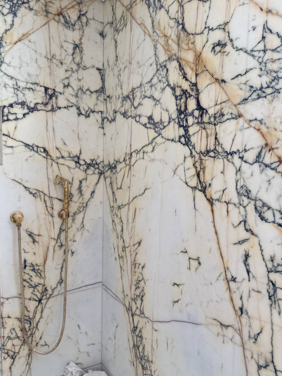 Salle de bain en Marbre Paonazzo à Saint Tropez