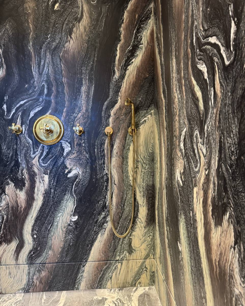 Salle de bain en Marbre Cipolino à Saint Tropez