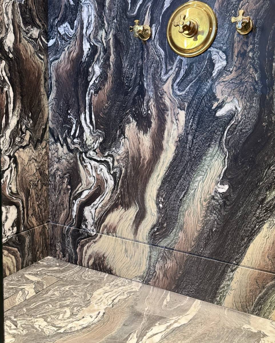 Salle de bain en Marbre Cipolino à Saint Tropez