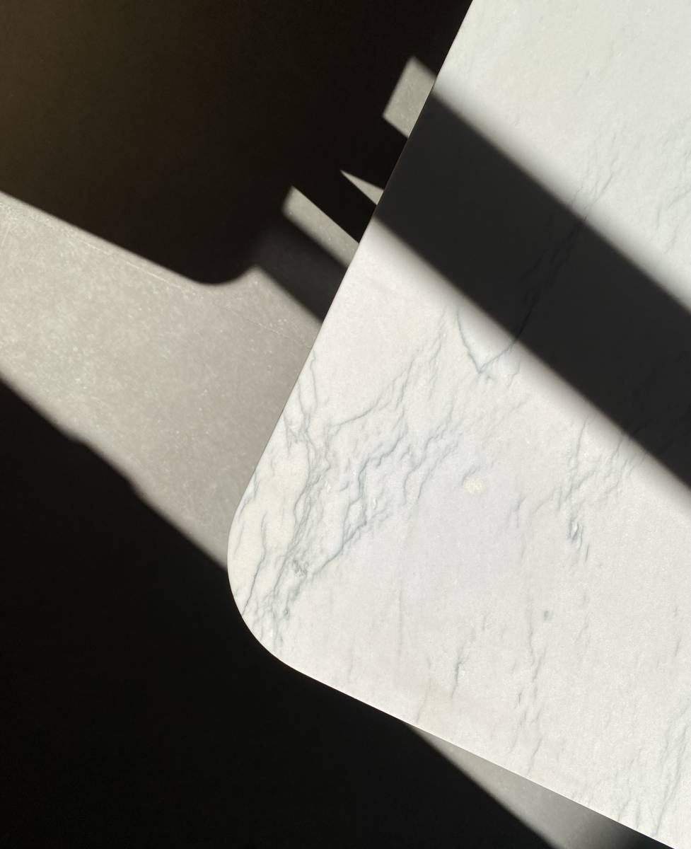 Table en Quartzite avec ces pieds en bois sur-mesure à Arles