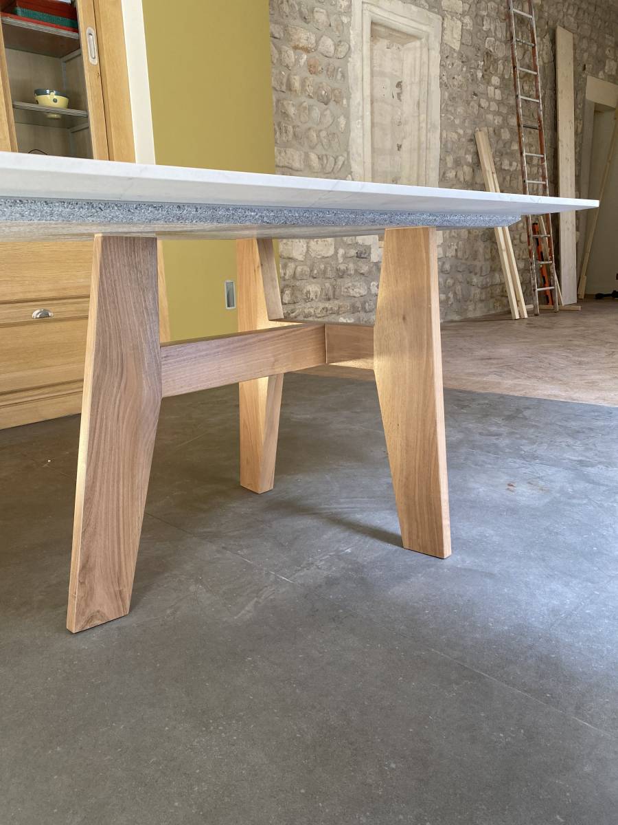 Table en Quartzite avec ces pieds en bois sur-mesure à Arles