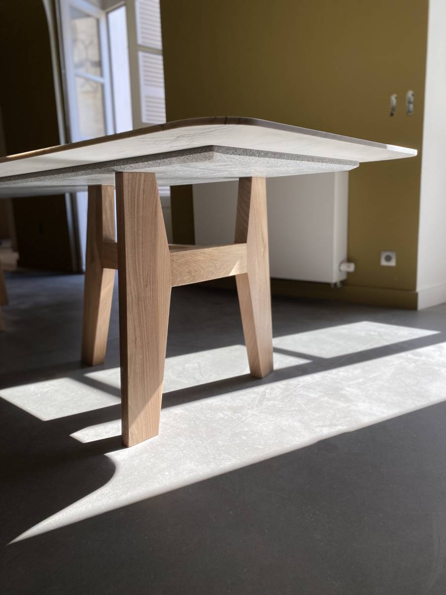 Table en Quartzite avec ces pieds en bois sur-mesure à Arles