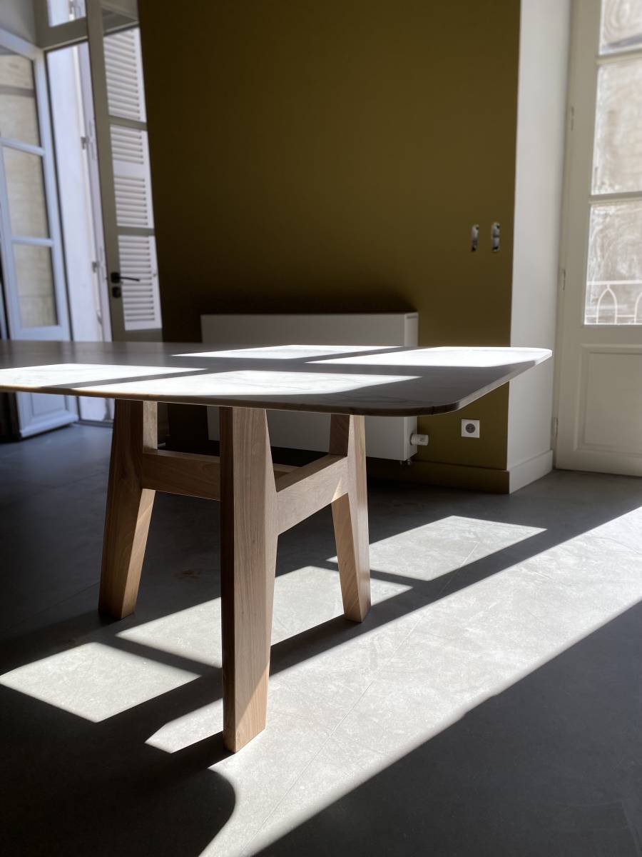 Table en Quartzite avec ces pieds en bois sur-mesure à Arles