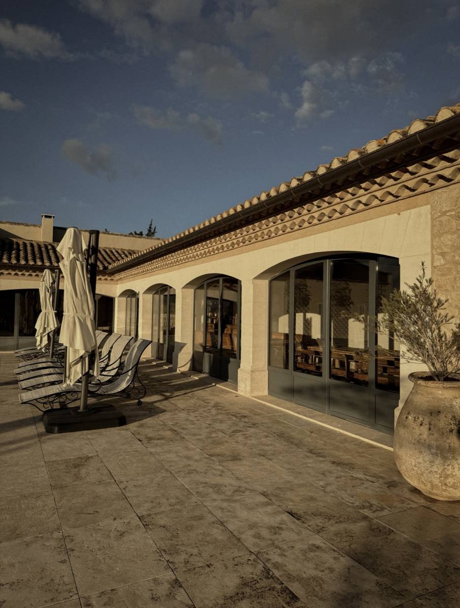 Encadrements et margelles en Pierre et Granit au Mas de Rey à Arles