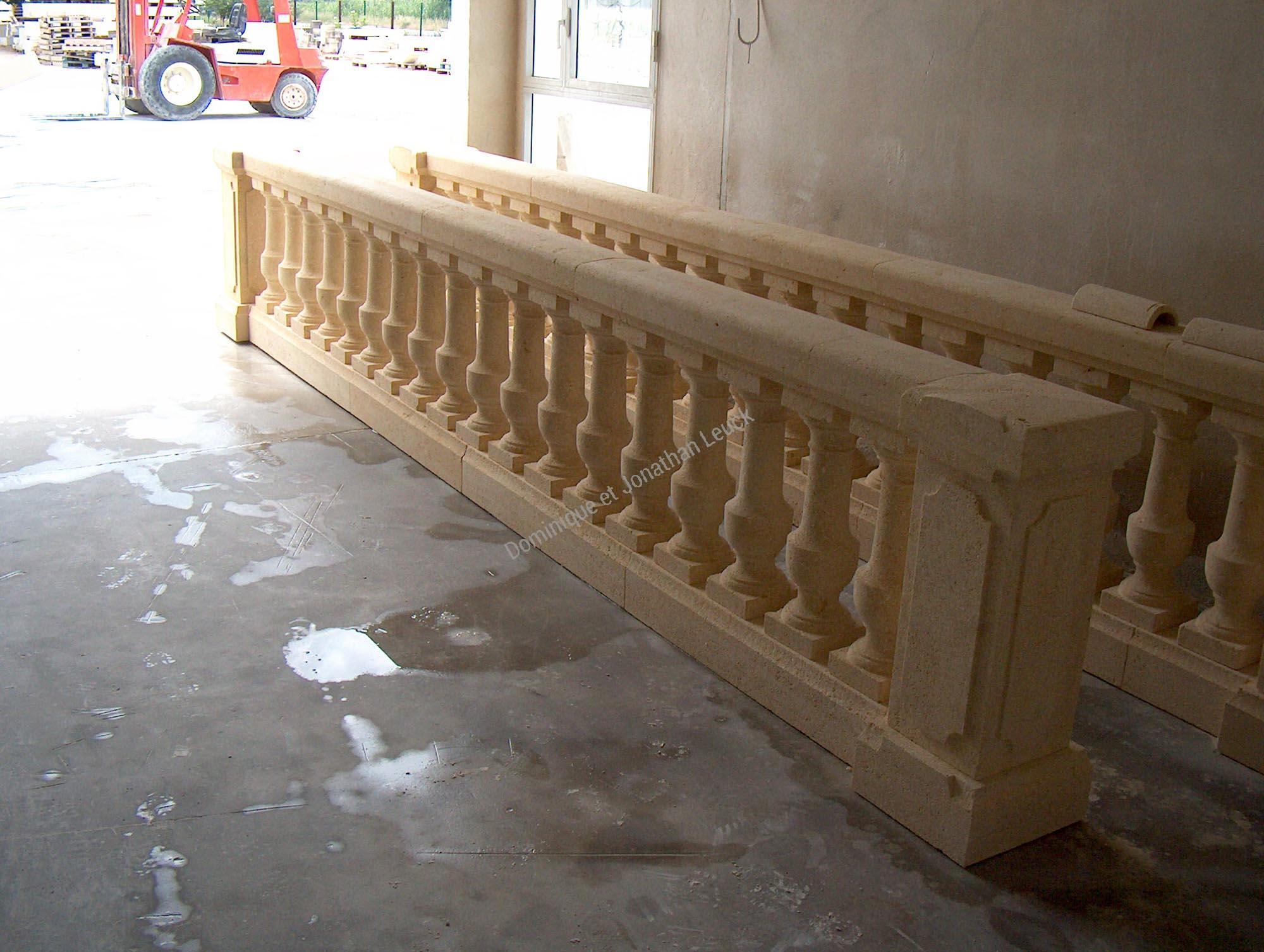 Balustrade en pierre blanche d'Estaillades