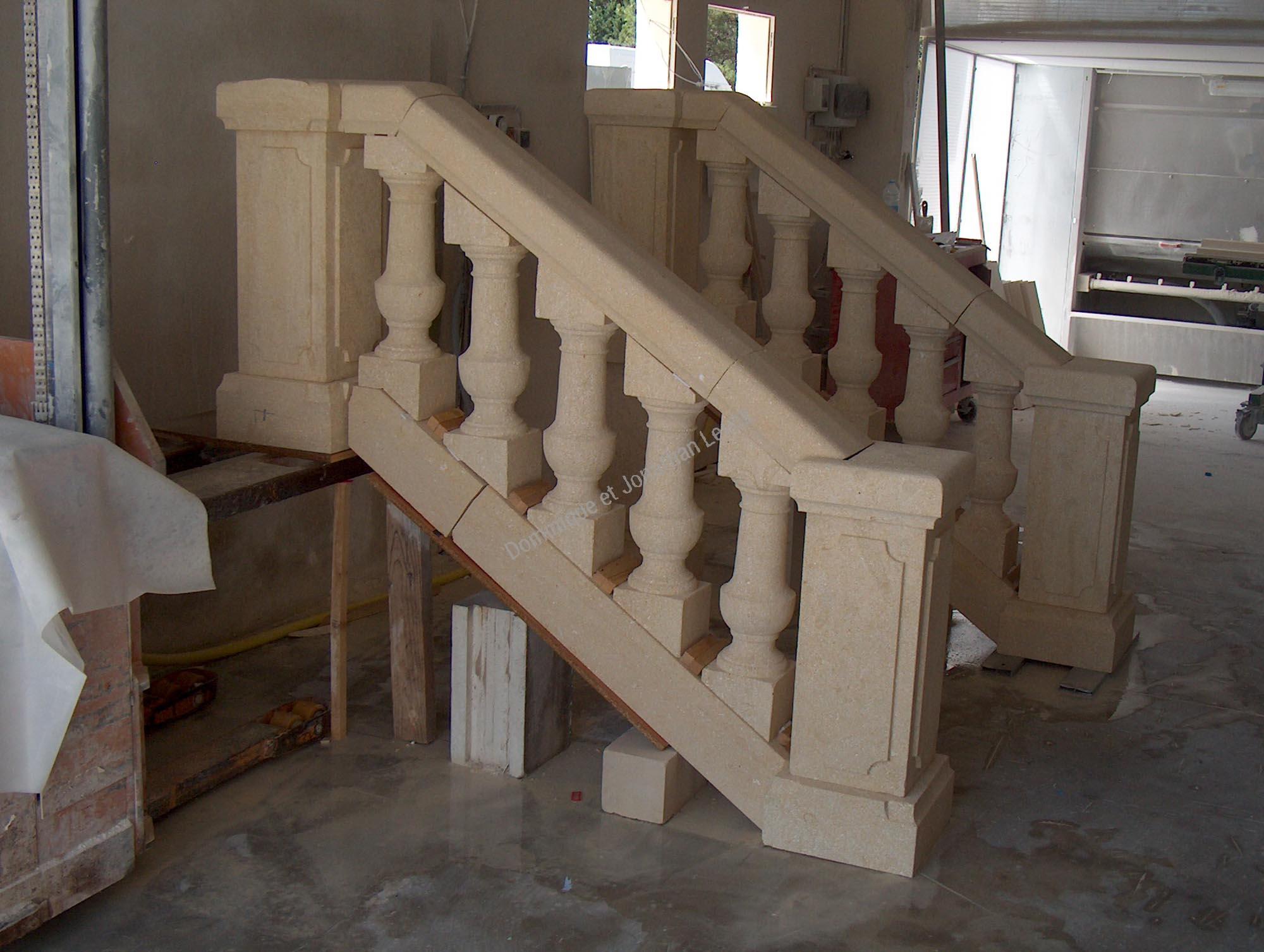 Balustrade en pierre blanche d'Estaillades