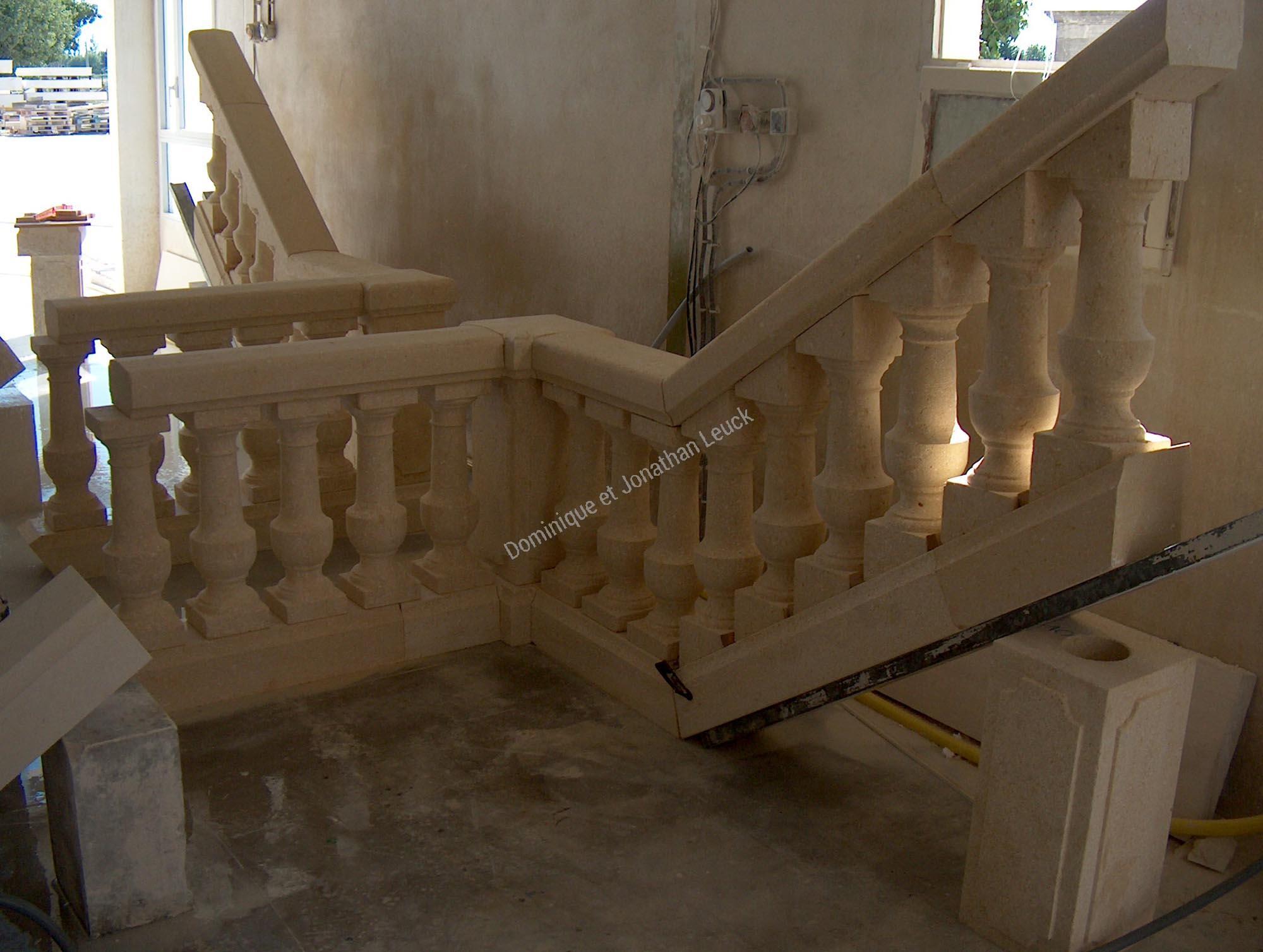 Balustrade en pierre blanche d'Estaillades