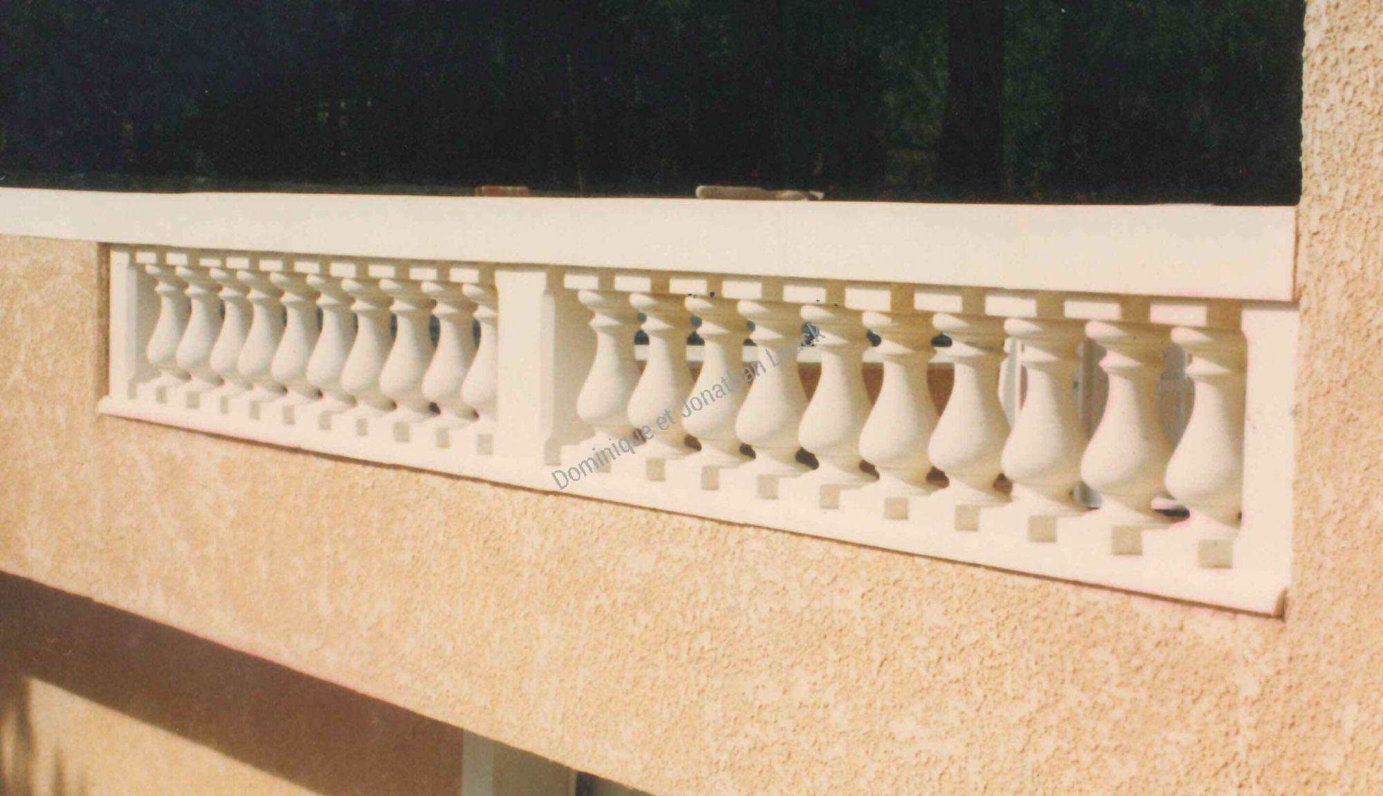 Balustrade en pierre blanche d'Estaillades