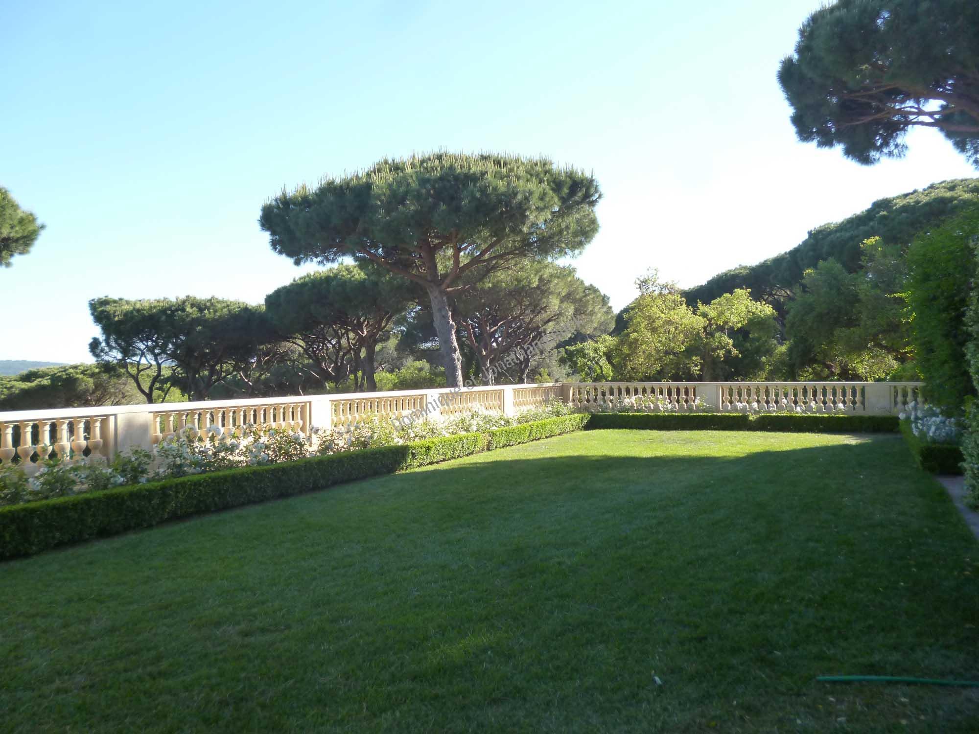 Balustrade en pierre du Gard