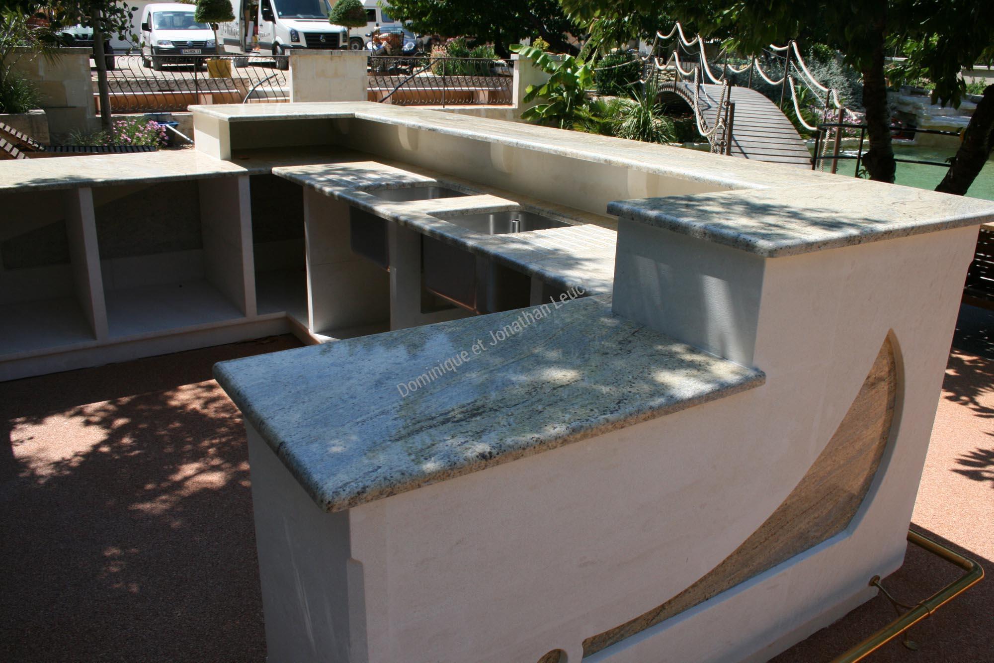 Aménagement cuisine d'été en pierre et granit