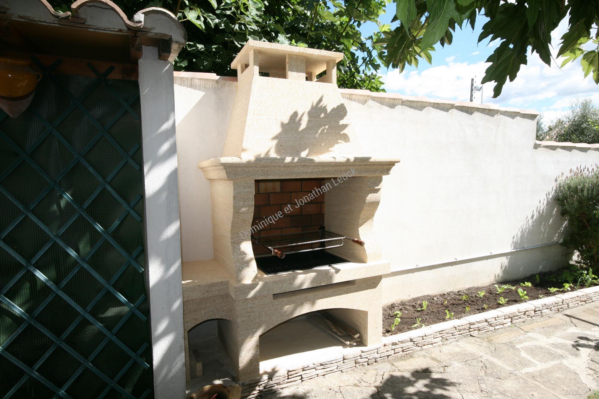 Barbecue en pierre du Gard