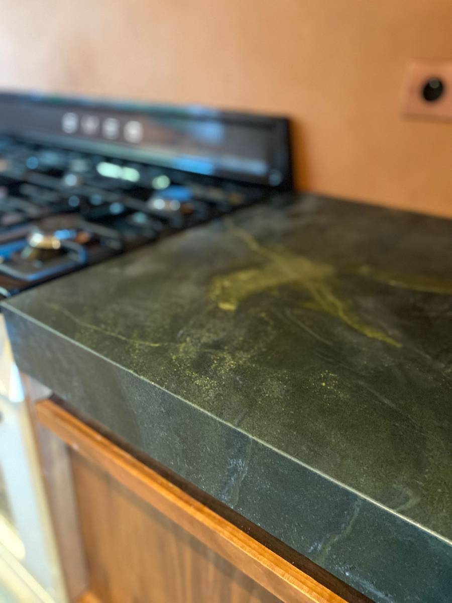 Plans de travail et îlot en Quartzite Avocatus à Saint Tropez 