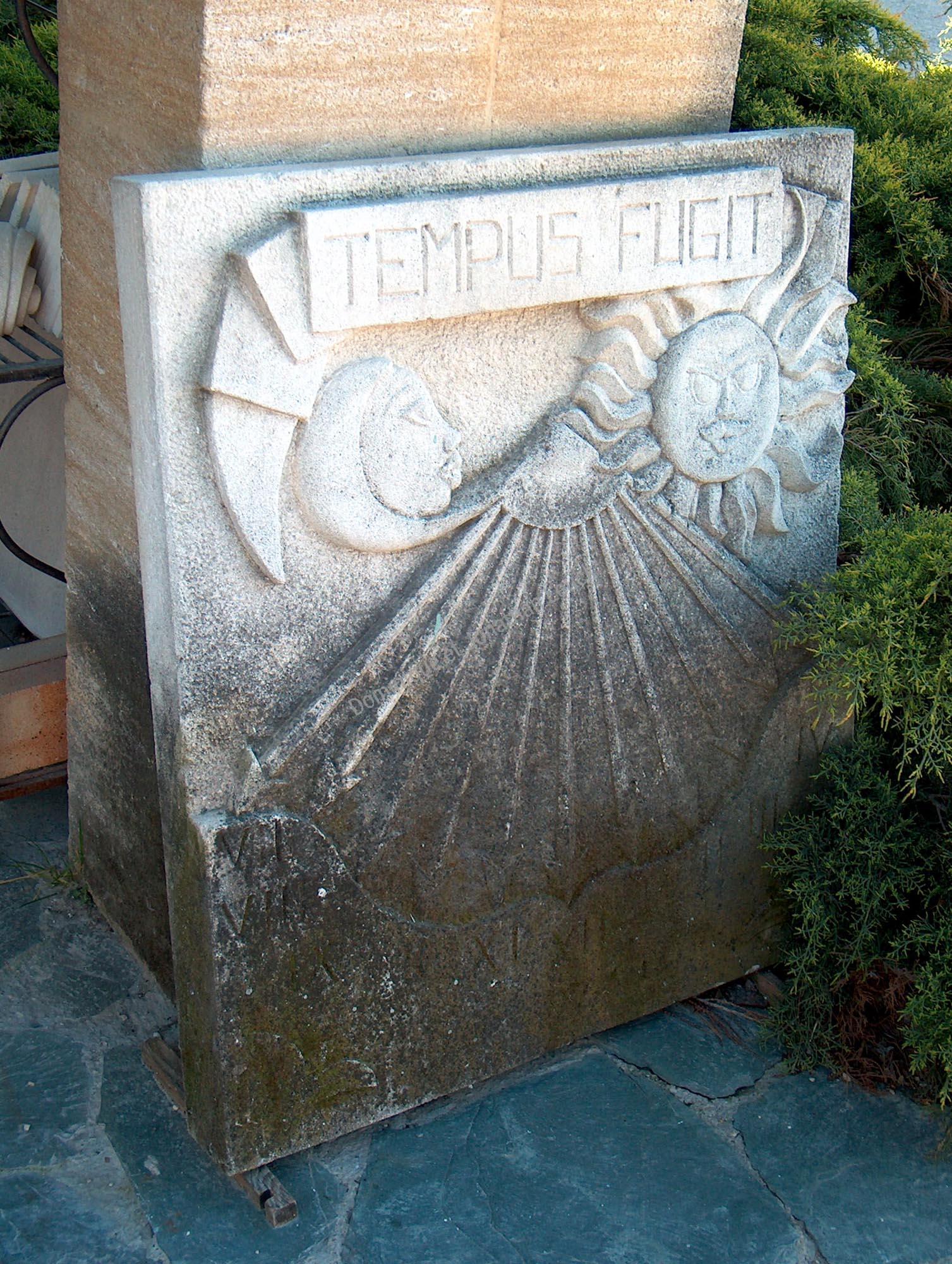 Cadran solaire en pierre de d'Estaillades