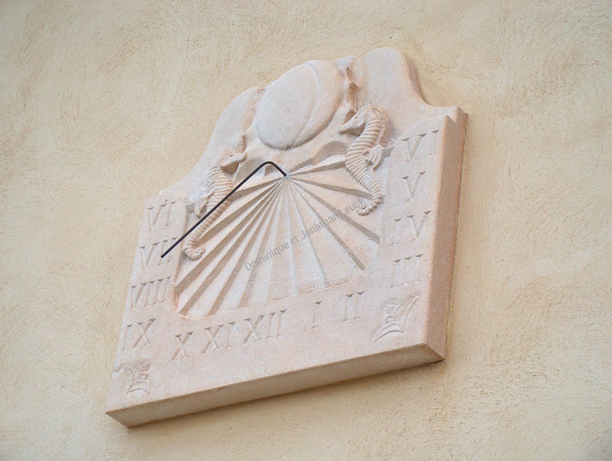 Cadran solaire en pierre de d'Estaillades