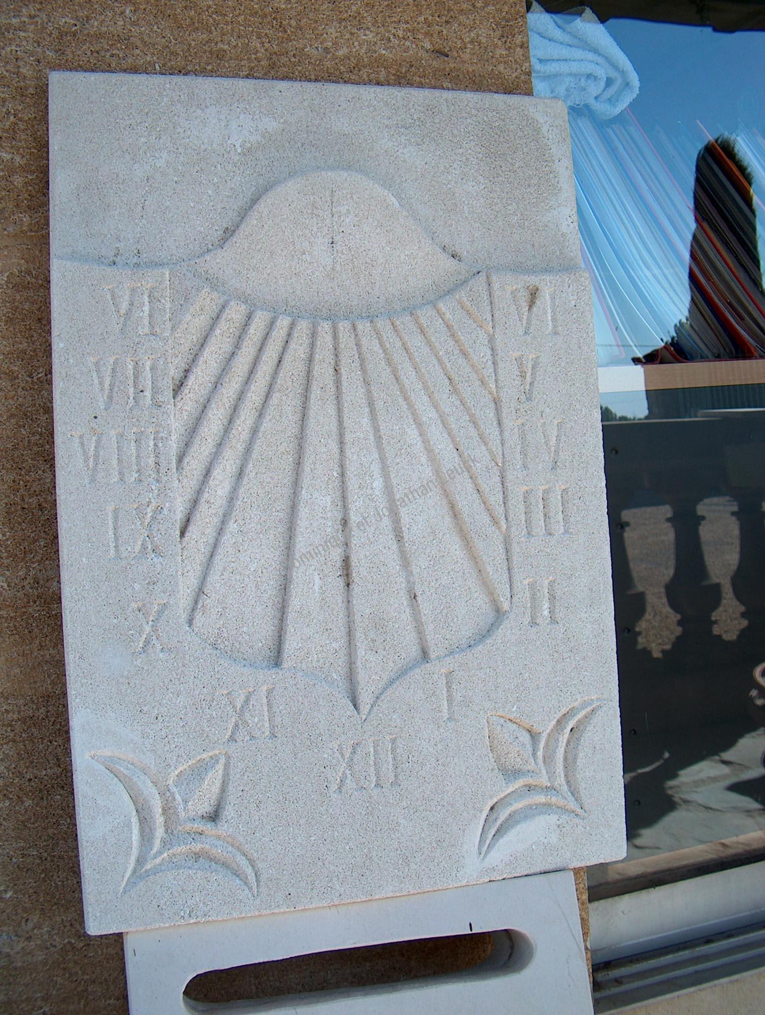 Cadran solaire en pierre de d'Estaillades