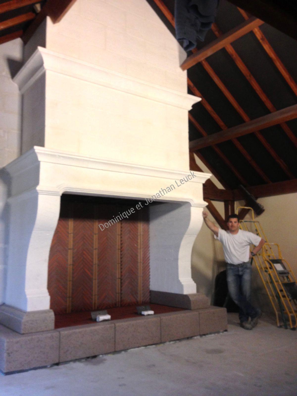 Cheminée en pierre blanche d'Estaillades et en pierre de Bourgogne