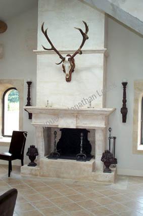 Cheminée et hotte en pierre de Fontvieille