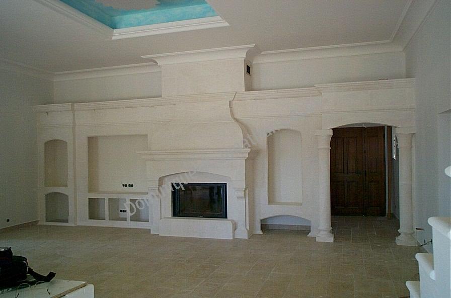 Cheminée, hotte galbée en massif et aménagements en pierre d'Estaillades