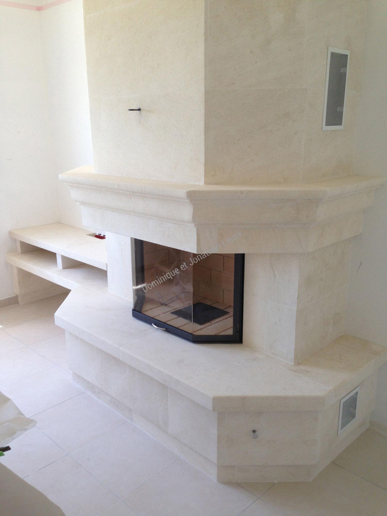 Cheminée en pierre d'Estaillades avec foyer fermé TOTEM