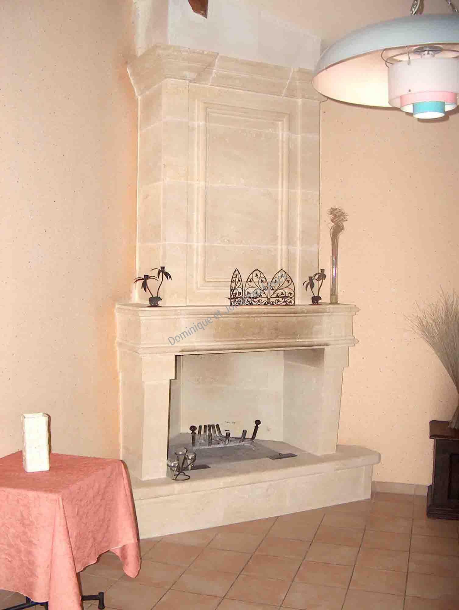 Cheminée et hotte trumeau en massif en pierre de Fontvieille patine à la main