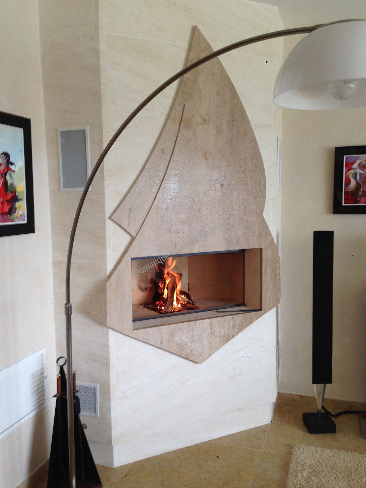 Cheminée en pierre d'Estaillades avec foyer fermé TOTEM - Sanary sur Mer