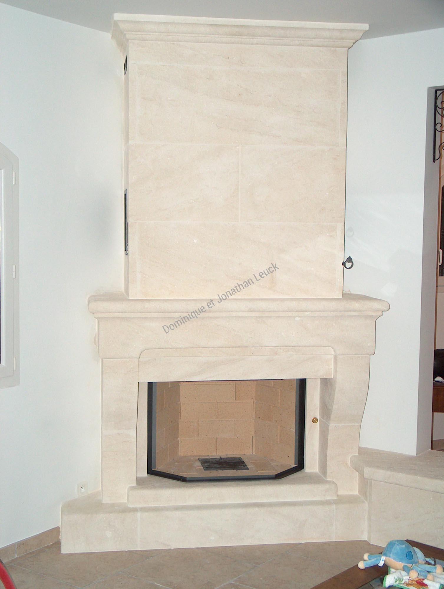 Cheminée en pierre d'Etaillades avec foyer TOTEM