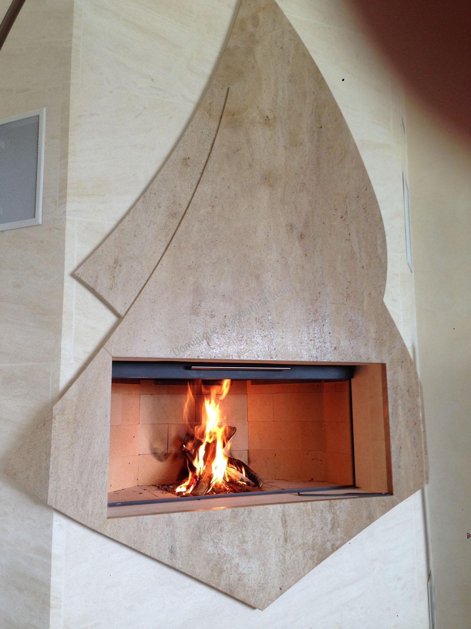 Cheminée en pierre d'Estaillades avec foyer fermé TOTEM - Sanary sur Mer