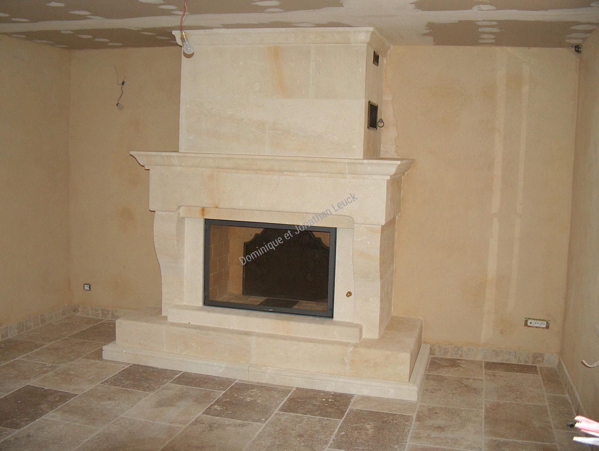 Cheminée et hotte en pierre de Fontvieille avec foyer TOTEM