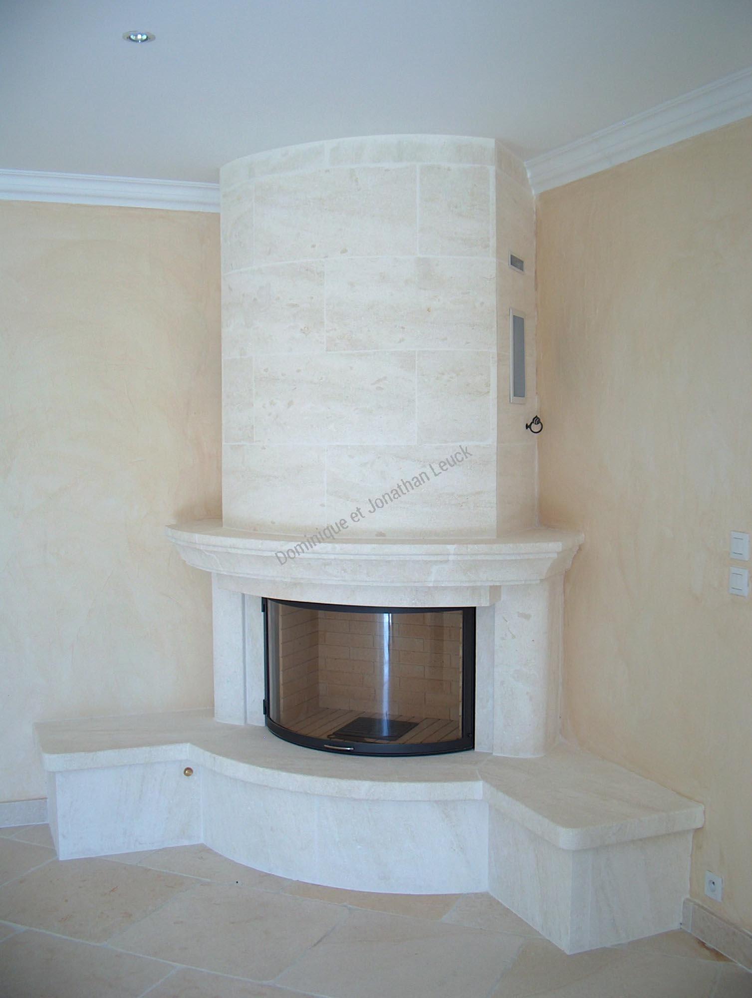 Cheminée avec foyer TOTEM Fire Galbé 900