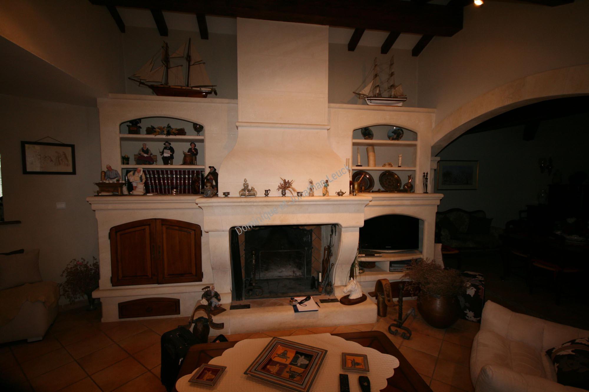 Cheminée et hotte galbée en pierre d'Estaillades