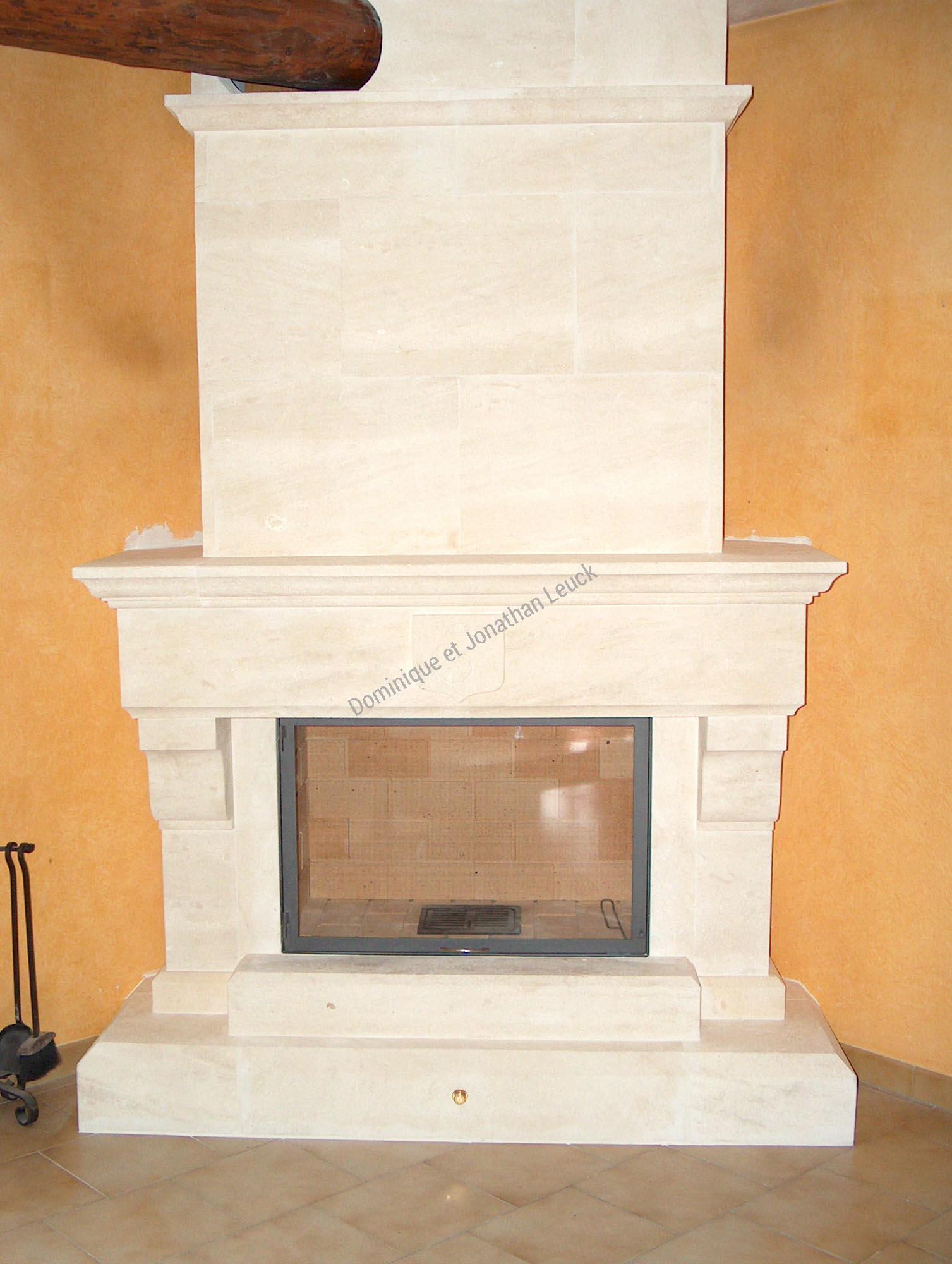 Cheminée et hotte pierre d'Estaillades avec foyer fermé TOTEM