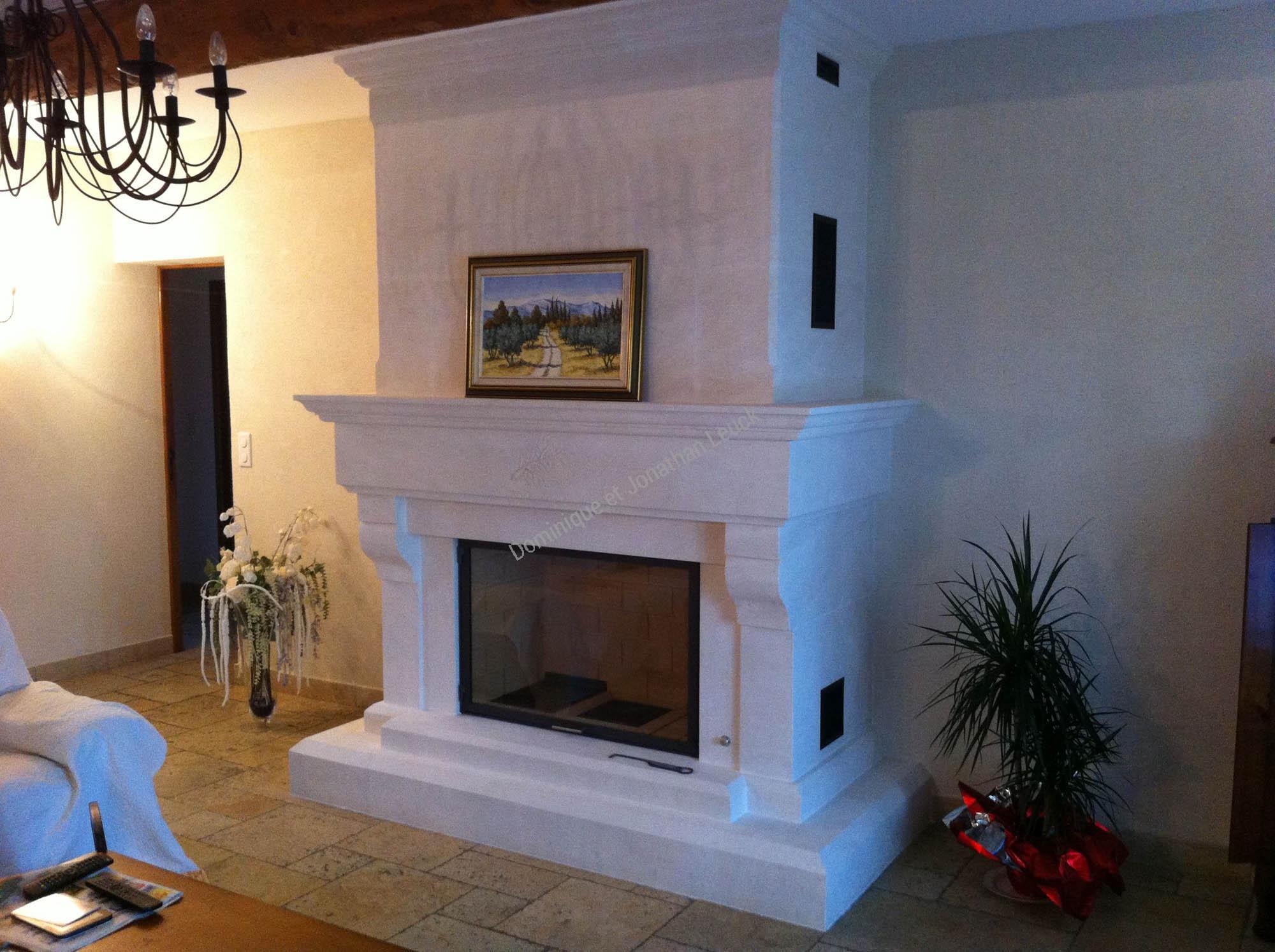 Cheminée en pierre  d'Estaillades avec foyer fermé TOTEM