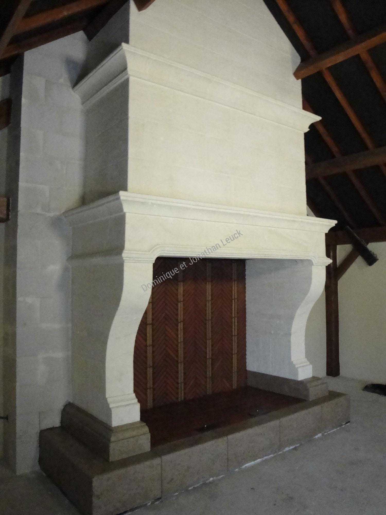 Cheminée en pierre blanche d'Estaillades et en pierre de Bourgogne