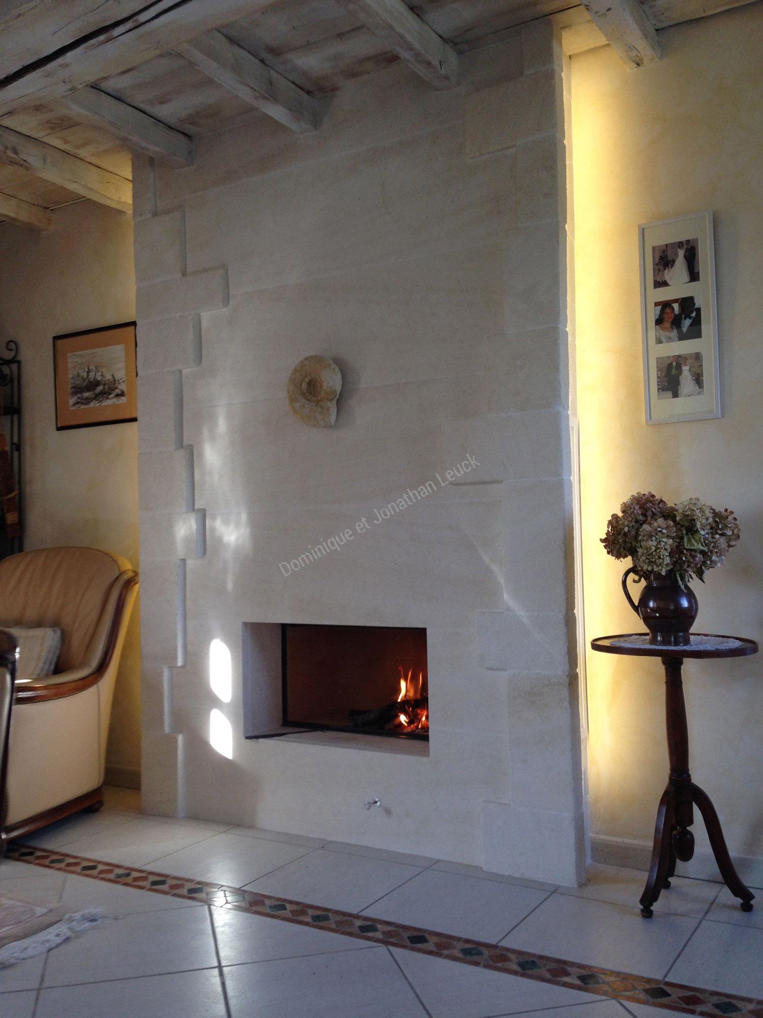 Cheminée en pierre d'Estaillades avec foyer type TOTEM frontal 900