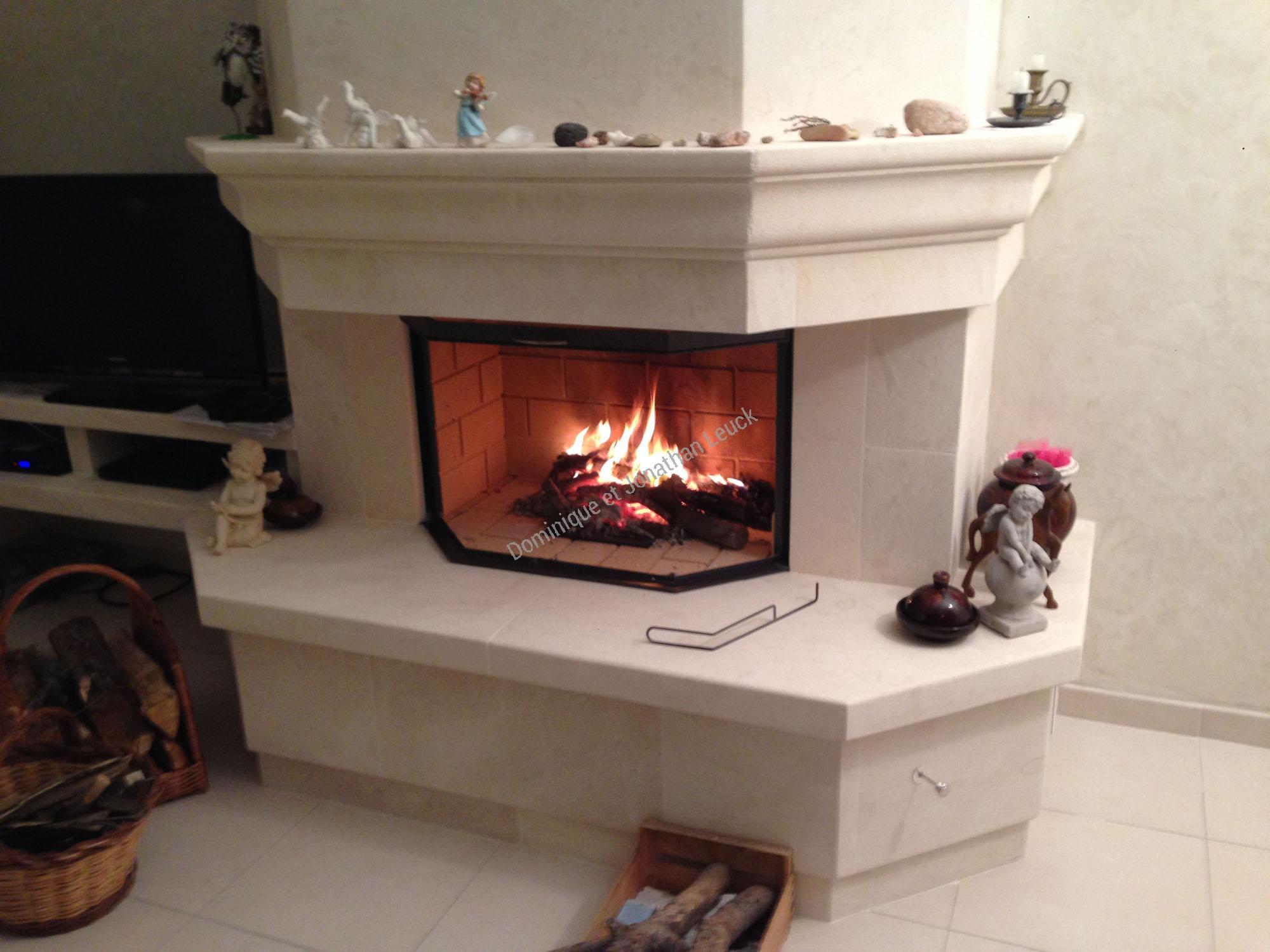 Cheminée en pierre d'Estaillades avec foyer fermé TOTEM