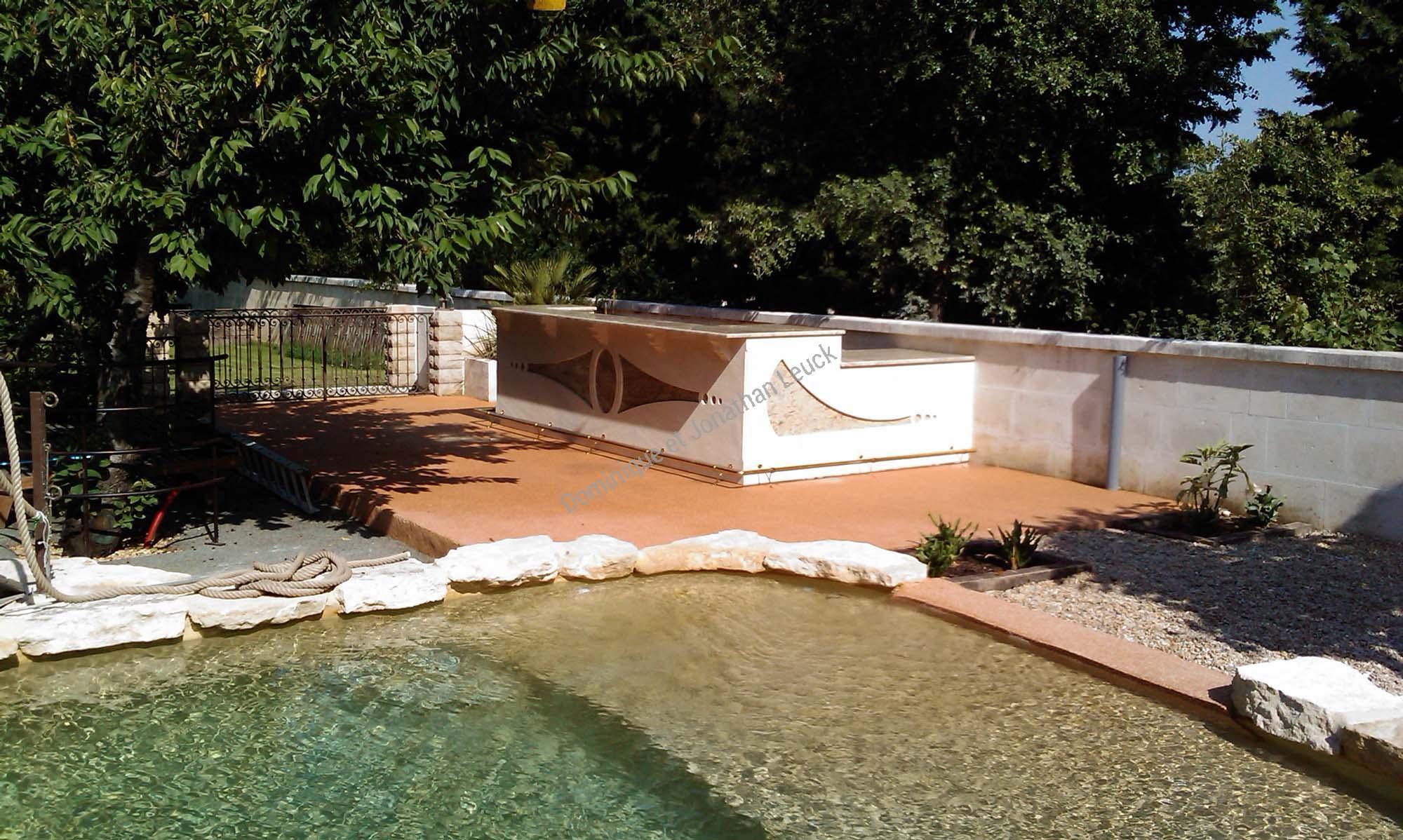 Comptoir d'un aménagement extérieur pierre et granit