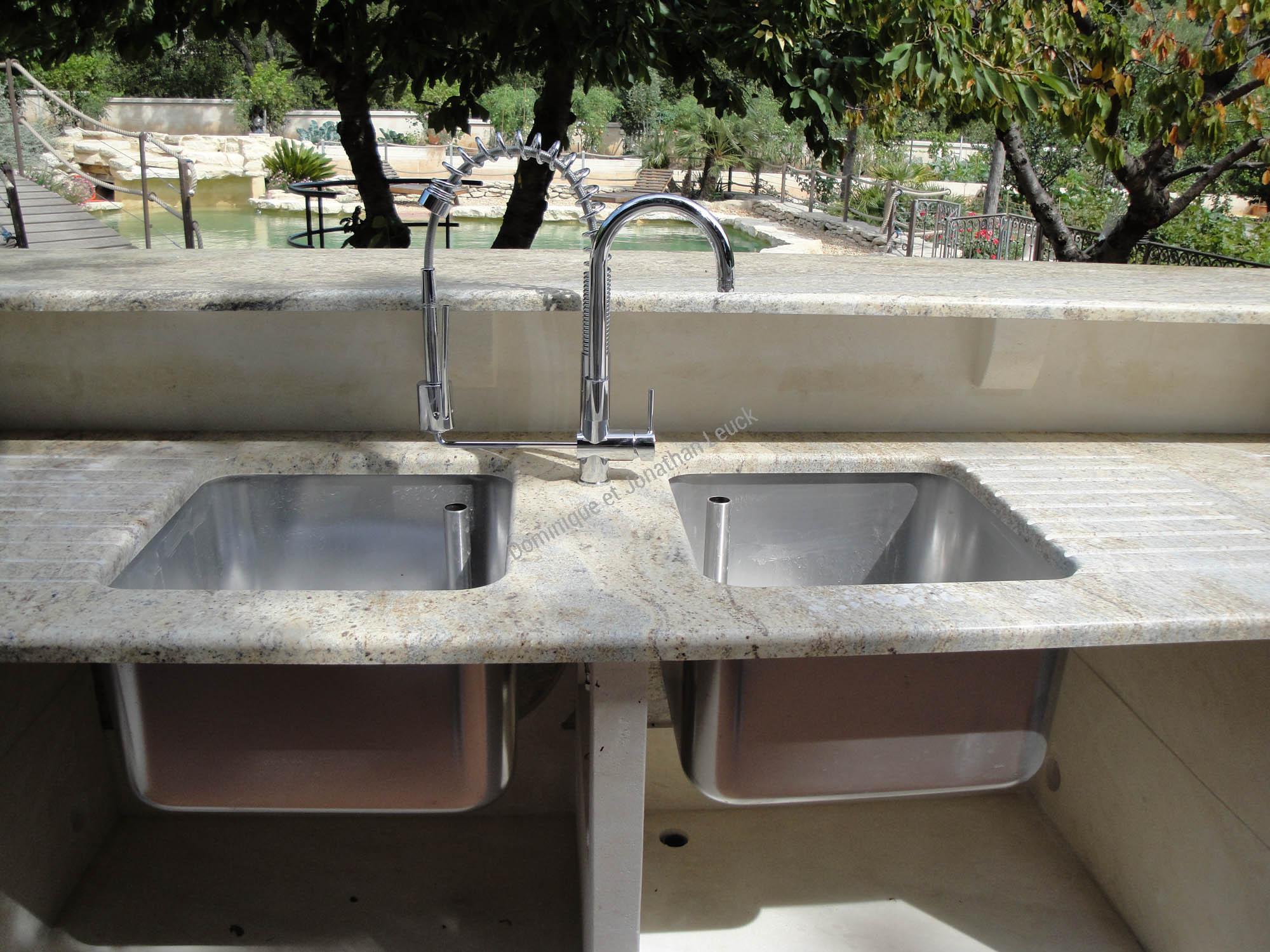 Comptoir d'un aménagement extérieur pierre et granit