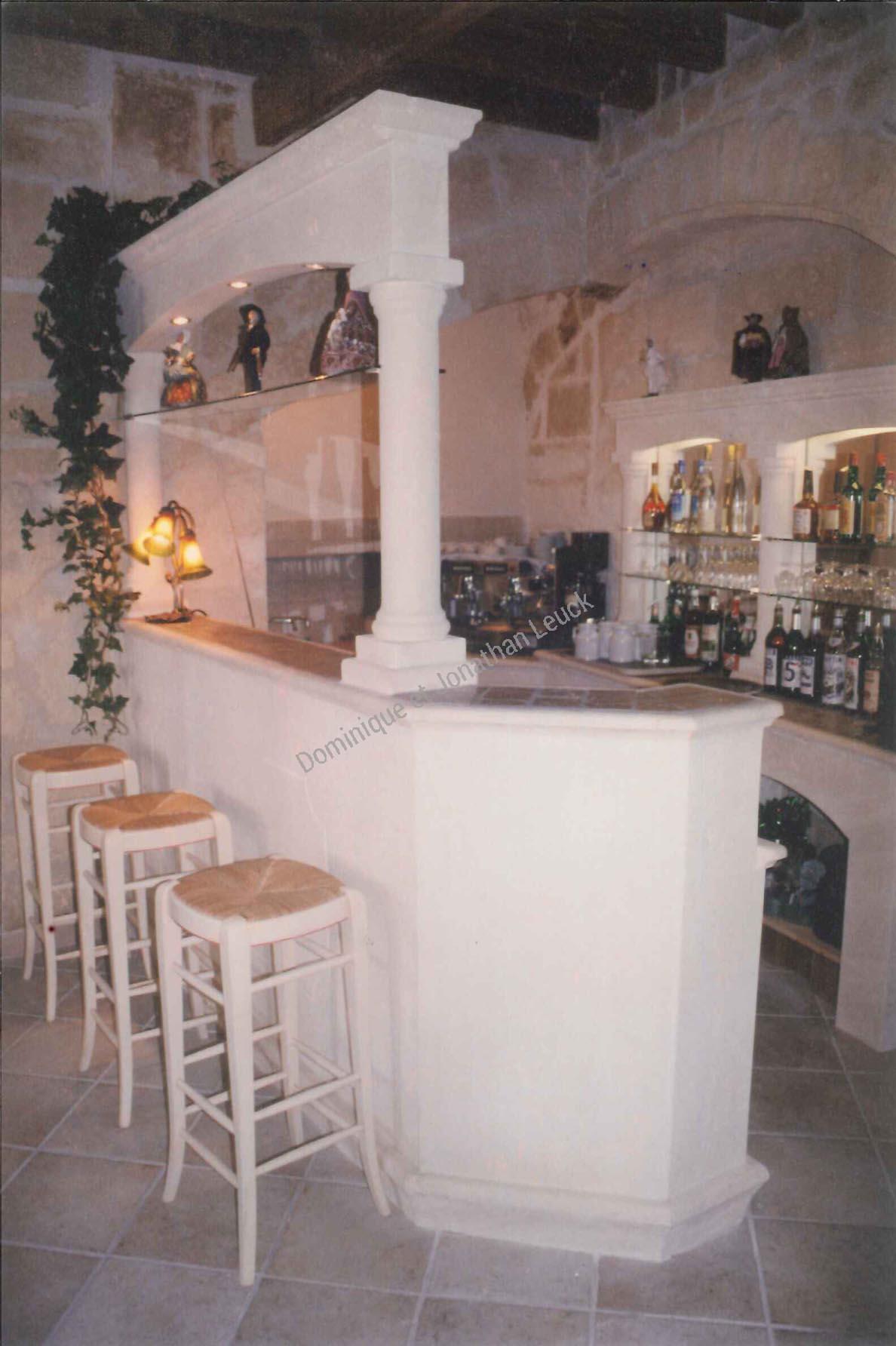 Comptoir d'un restaurent en pierre d'Estaillades